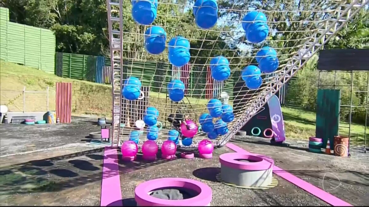 Bolas Azuis e Rosas em cima da cama de gato