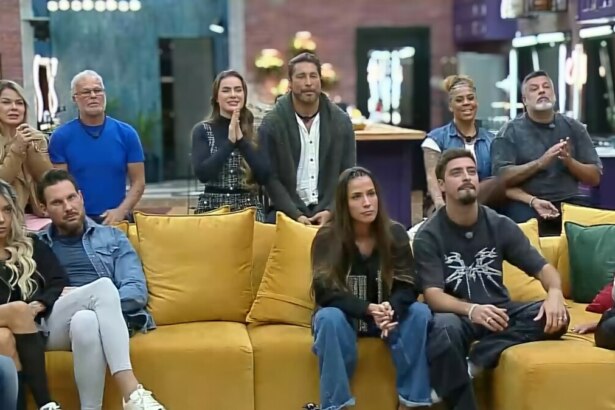 Cris e Kadu, Rayanne e Victor, Silvia e André sentados nos banquinhos da DR atrás so sofá da Mansão do Power Couple Brasil 7
