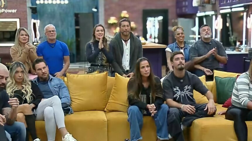 Cris e Kadu, Rayanne e Victor, Silvia e André sentados nos banquinhos da DR atrás so sofá da Mansão do Power Couple Brasil 7