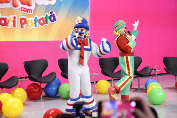 Patati e Patata andam no palco da coletiva de imprensa da programação do SBT