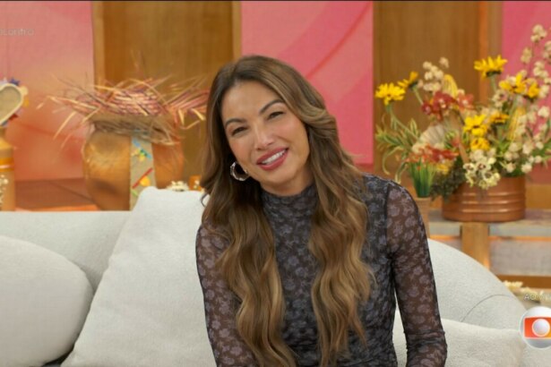 Patrícia Poeta sorrindo sentada no sofá do Encontro