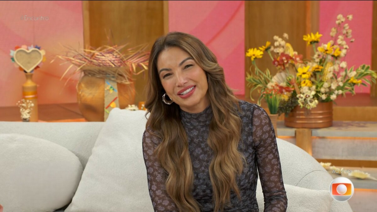 Patrícia Poeta sorrindo sentada no sofá do Encontro