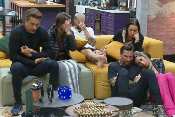 Victor e Rayanne, Radamés e Carol conversam com Pessina e Tali. Eles estão sentados no sofá da Mansão apreensivos com o resultado da 10ª Prova dos Homens do Power Couple 7