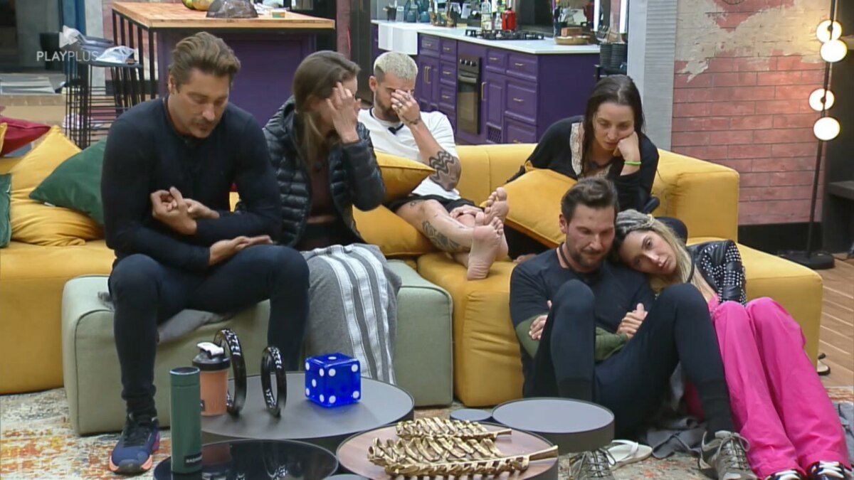 Victor e Rayanne, Radamés e Carol conversam com Pessina e Tali. Eles estão sentados no sofá da Mansão apreensivos com o resultado da 10ª Prova dos Homens do Power Couple 7