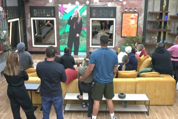 Rafa Brites no telão do Power Couple Brasil 7 antes de mostrar o saldo para os participantes