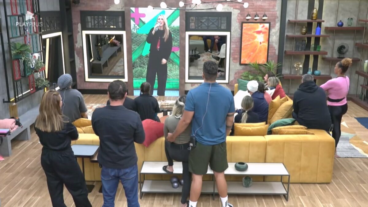 Rafa Brites no telão do Power Couple Brasil 7 antes de mostrar o saldo para os participantes