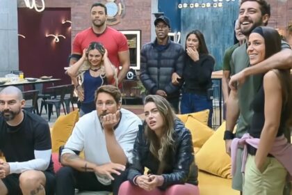 Casais olham para o telão do Power Couple Brasil e esperam ranking da semana