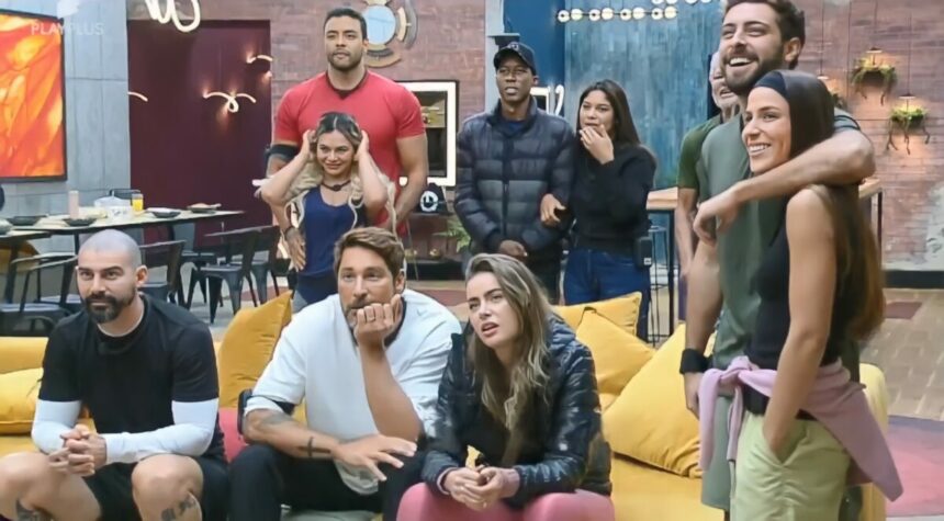 Casais olham para o telão do Power Couple Brasil e esperam ranking da semana