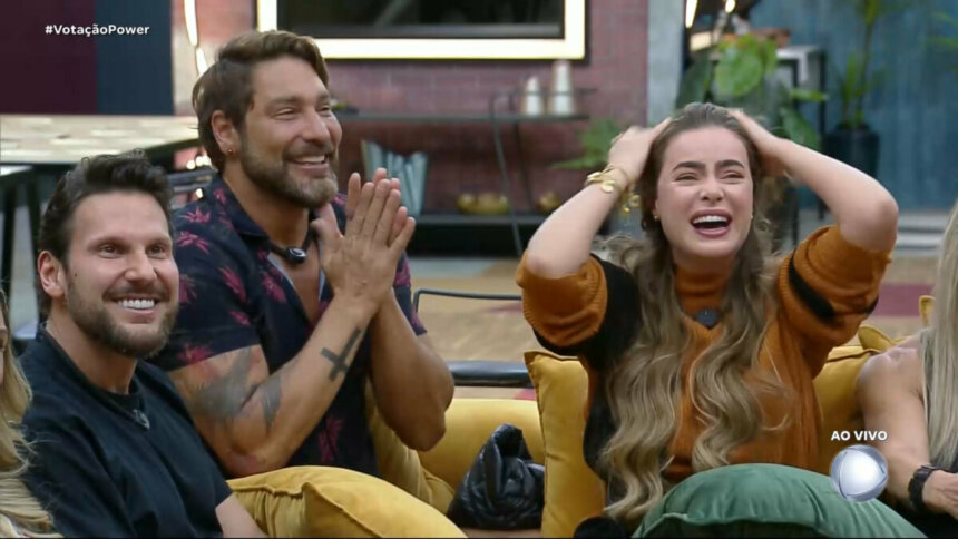 Victor com as mãos unidas e Rayanne leva a mão a cabeça em comemoração na vitória da Prova dos Casais do Power Couple Brasil 7