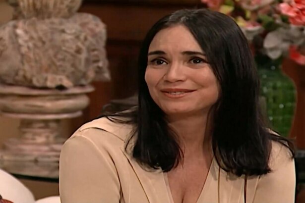 Helena (Regina Duarte) sorridente em cena de Por Amor