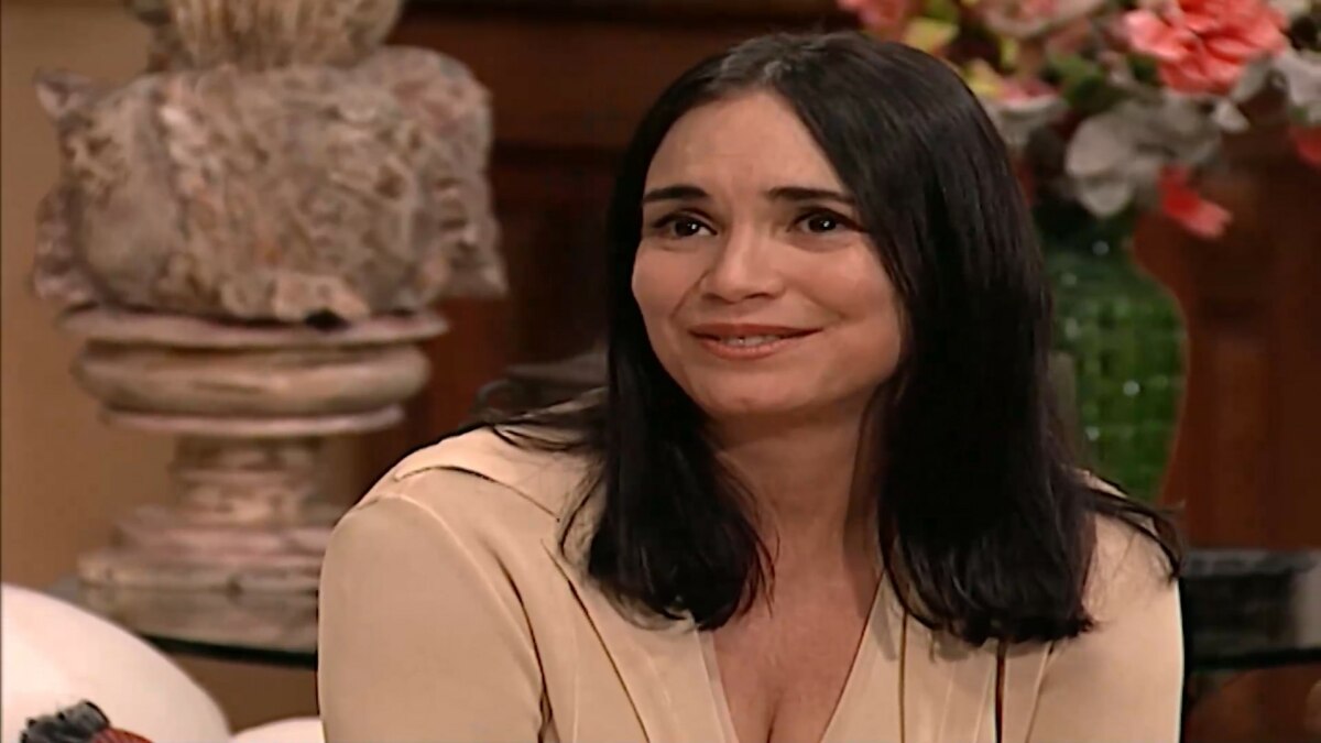 Helena (Regina Duarte) sorridente em cena de Por Amor