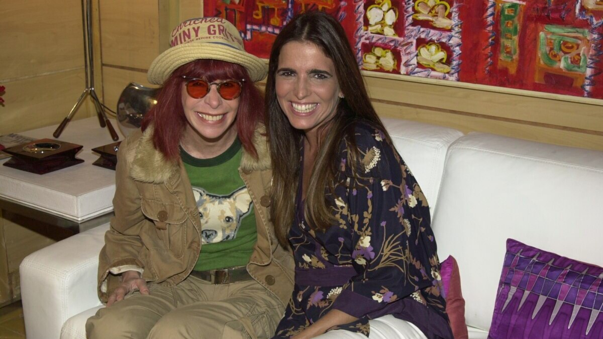 Maria Clara (Malu Mader) e Rita Lee se abraçam em um escritório em cena de Celebridade