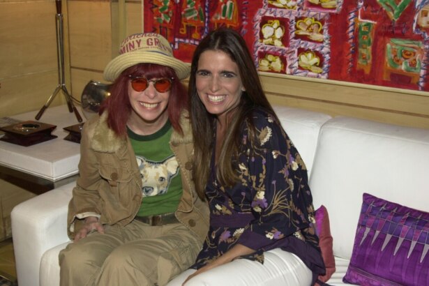 Maria Clara (Malu Mader) e Rita Lee se abraçam em um escritório em cena de Celebridade