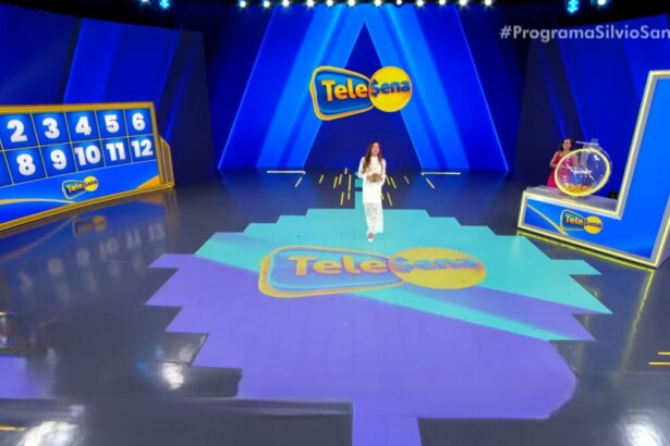 Patricia Abravanel no centro do cenário da Tele Sena de São João 2025. Cenário azul, com o globo do sorteio e o telão do painel do X