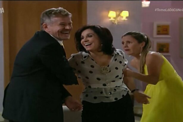 Protagonistas do sitcom Toma Lá, Dá Cá sorridentes no último episódio exibido no canal VIVA antes de virar Globoplay Novelas