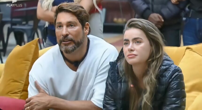 Victor e Rayanne sentados no sofá da sala da Mansão Power