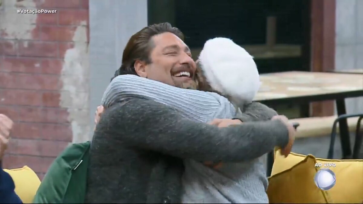 Rayanne e Victor se abraçam ao saberem do resultado da nona Prova dos Casais do Power Couple Brasil 7