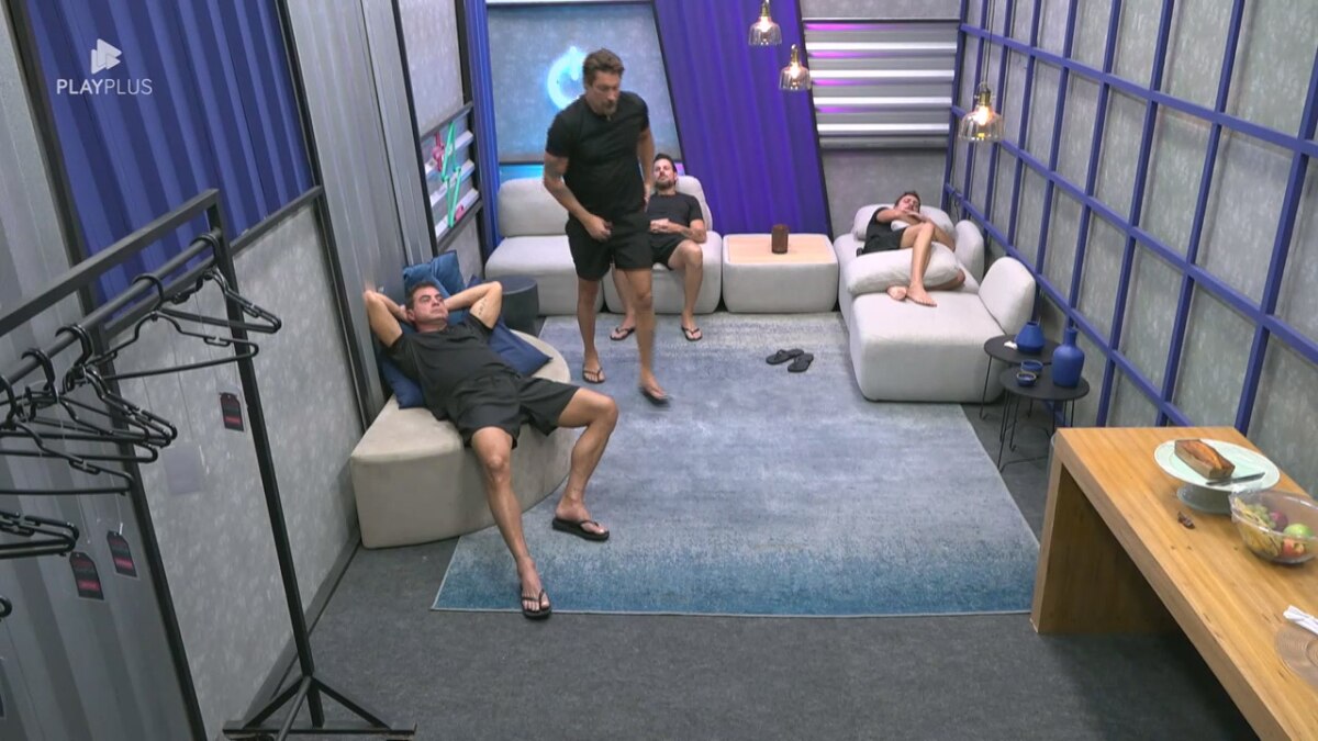 Victor Pecoraro se levanta do sofá do camarim da Prova das Mulheres e caminha até a porta do Power Couple Brasil 7