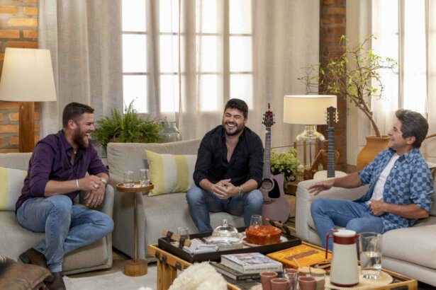 Zé Neto e Cristiano sentados em um sofá conversando com Daniel no 'Viver Sertanejo'