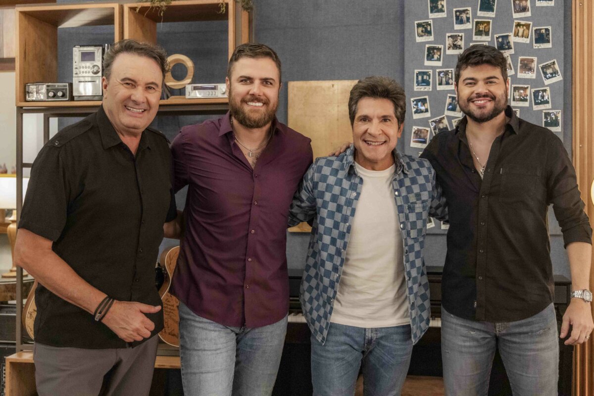 Paraná, Zé Neto, Daniel e Cristiano no 'Viver Sertanejo'. Eles estão em pé e abraçados