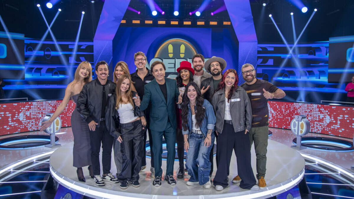 Participantes do Acerte ou Caia! deste domingo 06/07/2025 no palco com Tom Cavalcante