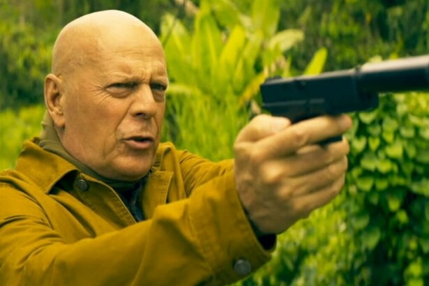 Protagonista apontando um arma em trecho do filme A Fortaleza