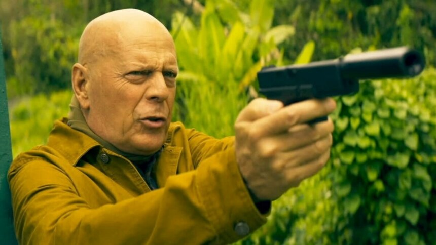 Protagonista apontando um arma em trecho do filme A Fortaleza