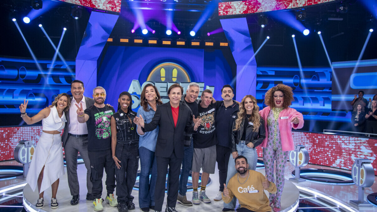 Tom Cavalcante reunido ao lado dos famosos participantes do Acerte ou Caia