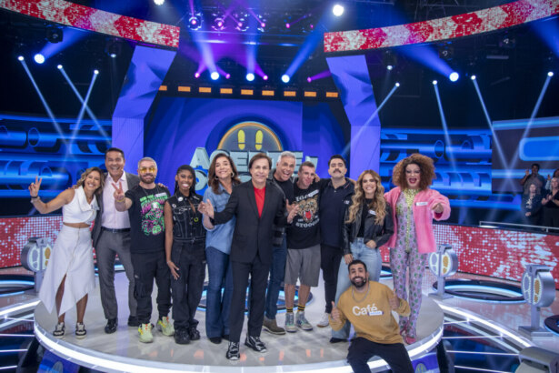 Tom Cavalcante reunido ao lado dos famosos participantes do Acerte ou Caia