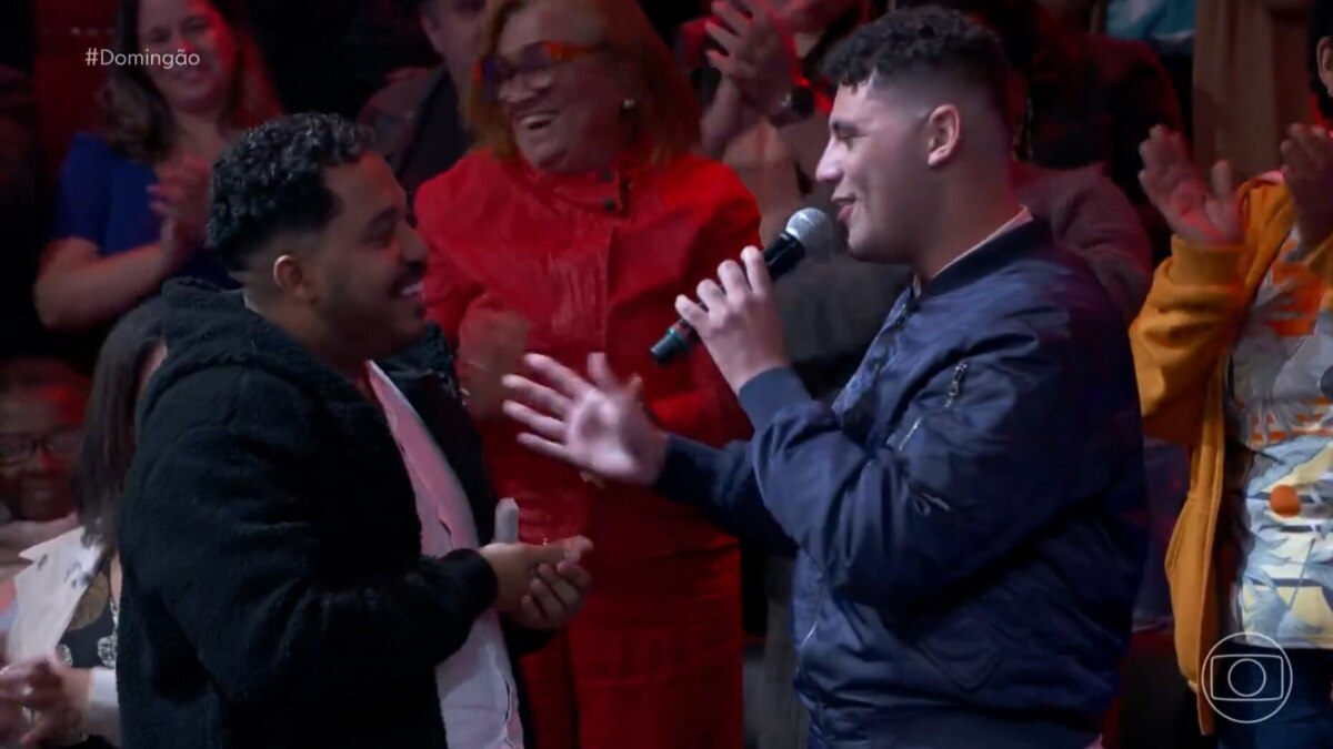 Alexandre e Lucas em trecho do pedido de casamento ao vivo no Domingão
