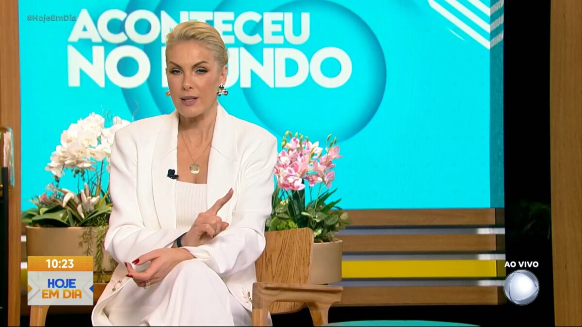 Ana Hickmann sentada no sofá do cenário do Hoje em Dia