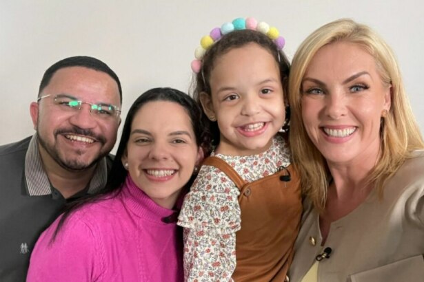 Ana Hickmann, ao lado de Lorena e dos seus pais, nos bastidores do quadro SOS Mãe no Hoje em Dia