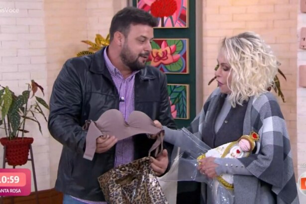 Ana Maria Braga recebendo um sutiã de presente ao vivo no Mais Você