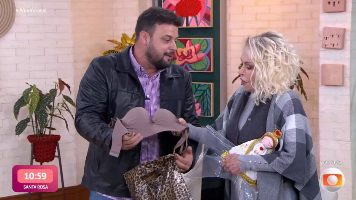 Ana Maria Braga recebendo um sutiã de presente ao vivo no Mais Você