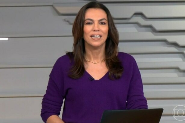 Ana Paula Araújo, vestindo uma blusa roxa, na bancada do Bom Dia Brasil