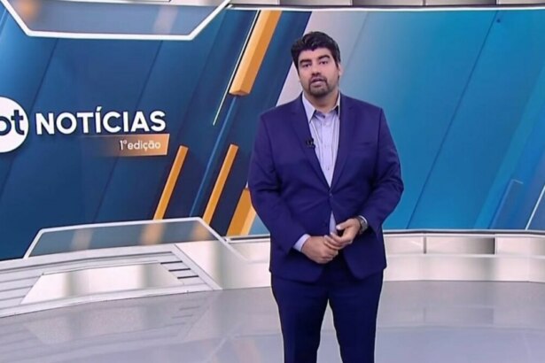 André Azeredo no comando do SBT Notícias aos sábados de jornalismo no canal