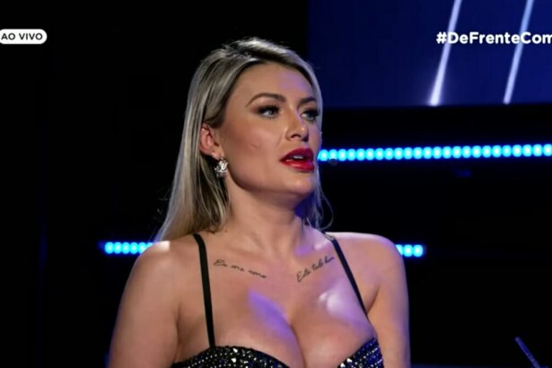 Andressa Urach, vestindo um top, em trecho de entrevista ao De Frente com Blogueirinha e falando sobre Sonia Abrão