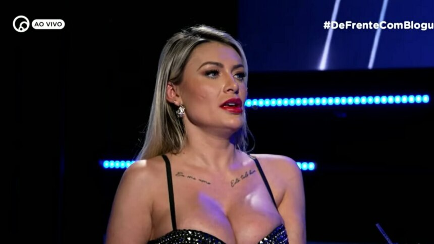 Andressa Urach, vestindo um top, em trecho de entrevista ao De Frente com Blogueirinha e falando sobre Sonia Abrão