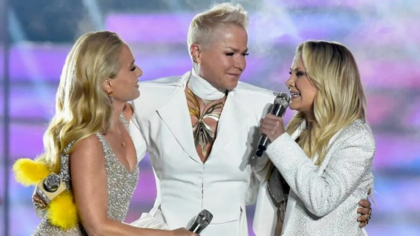 Angélica, Xuxa e Eliana juntas e sorrindo, em trecho da apresentação no Criança Esperança no ano de 2023