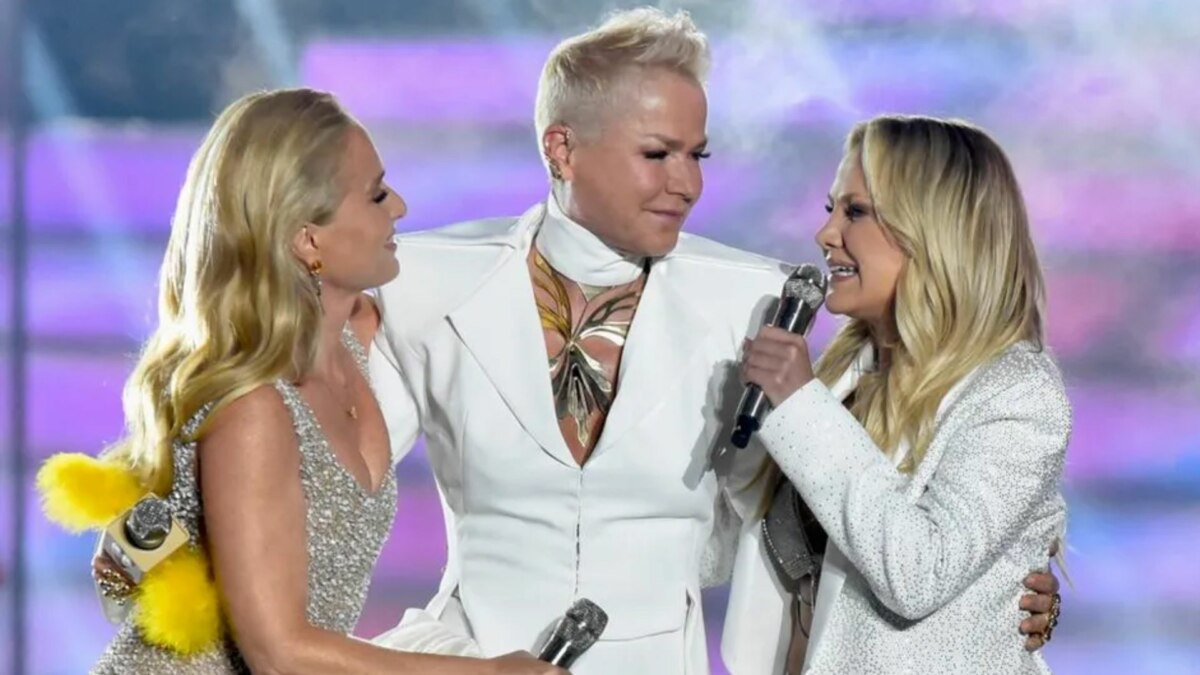 Angélica, Xuxa e Eliana juntas e sorrindo, em trecho da apresentação no Criança Esperança no ano de 2023