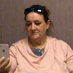 Angie segura o celular e conversa com Dr. Now