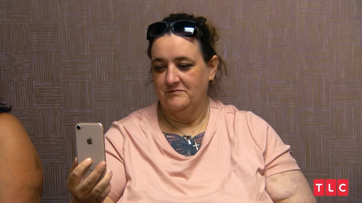 Angie segura o celular e conversa com Dr. Now