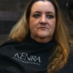 Angie de cabelo loiro se prepara para pintar o cabelo em um salão