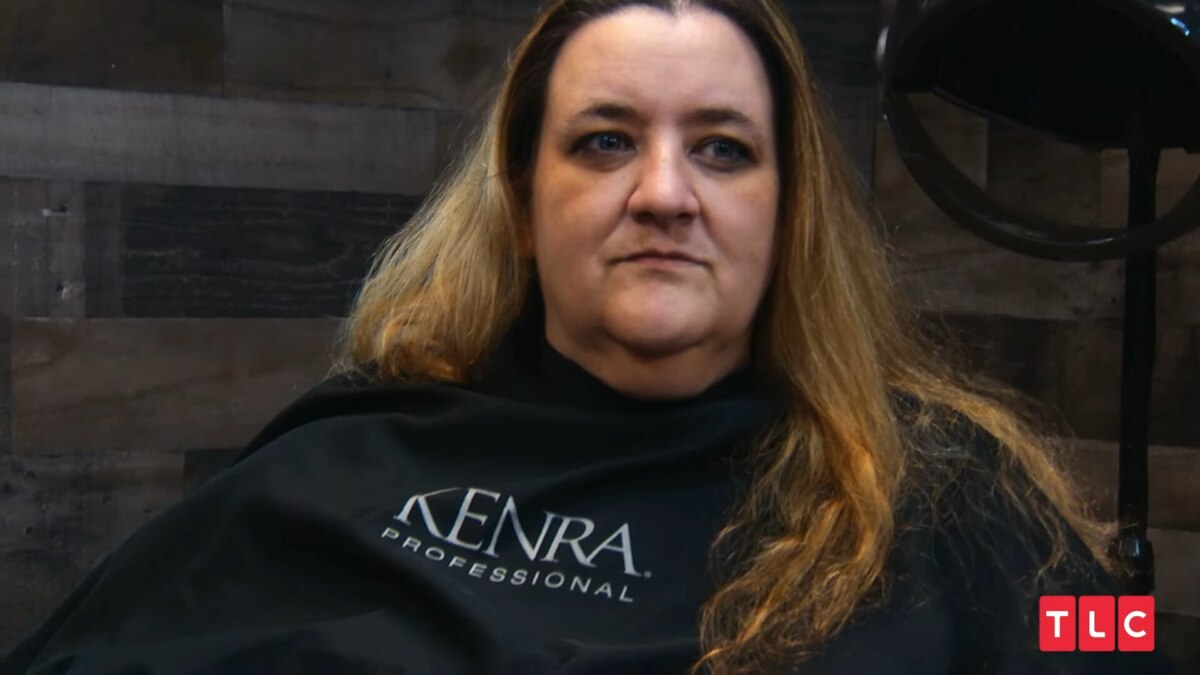 Angie de cabelo loiro se prepara para pintar o cabelo em um salão