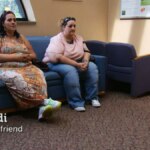 Mulher sentada ao lado de Angie em visita ao médico após participar do Quilos Mortais
