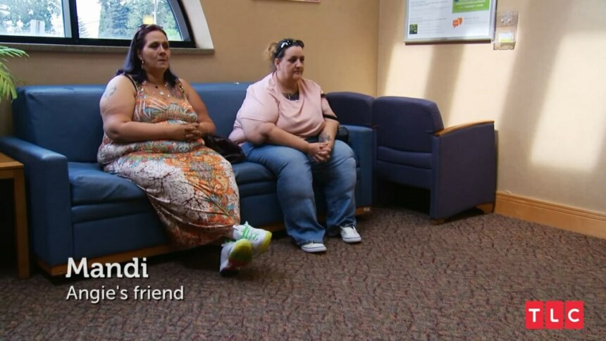 Mulher sentada ao lado de Angie em visita ao médico após participar do Quilos Mortais
