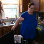 Angie se levanta da cadeira de rodas