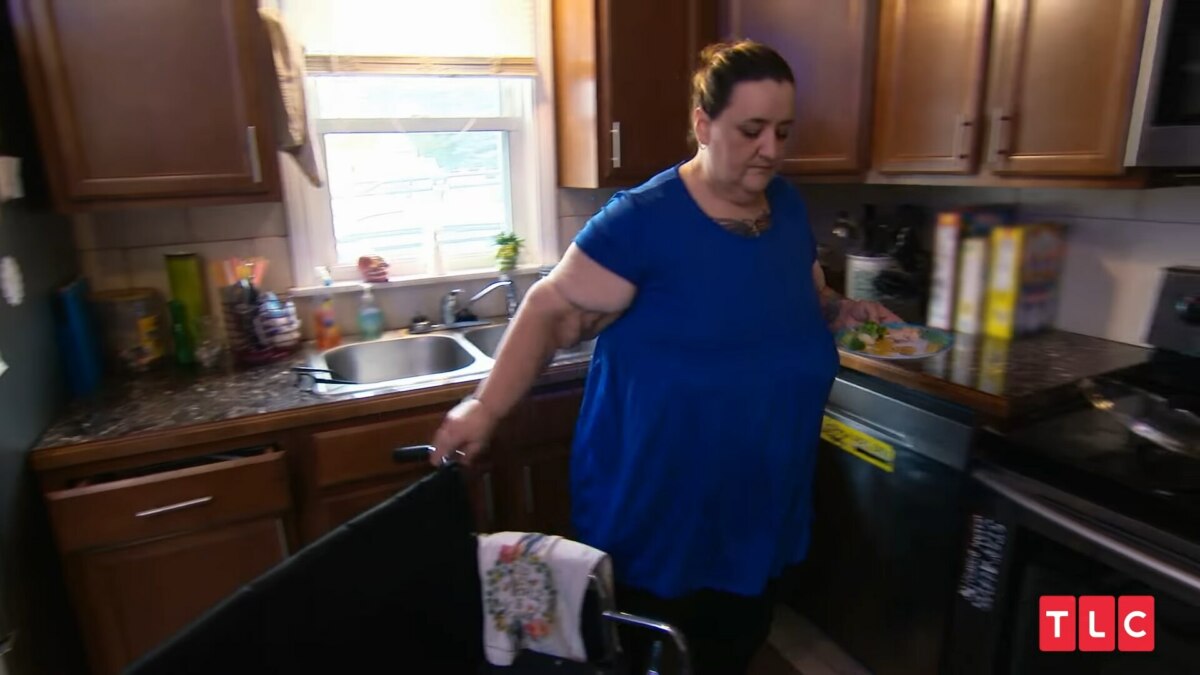 Angie se levanta da cadeira de rodas
