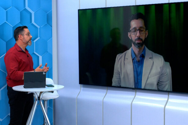 Eduardo Miranda conversa com um especialista no telão do cenário do Aparecida Debate
