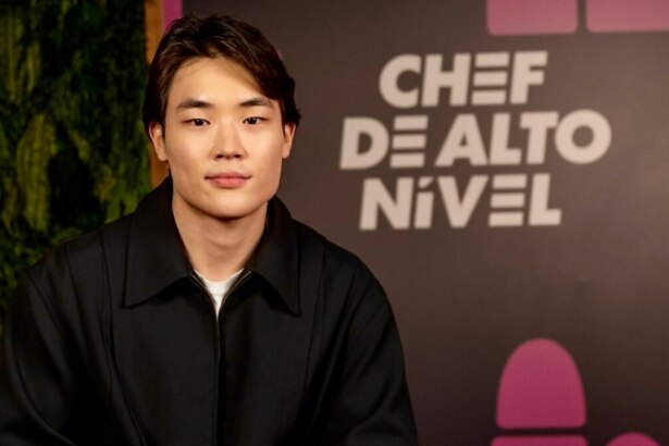 Arthur Paek, vestindo jaqueta preta e animado, em trecho de divulgação do Chef de Alto Nível